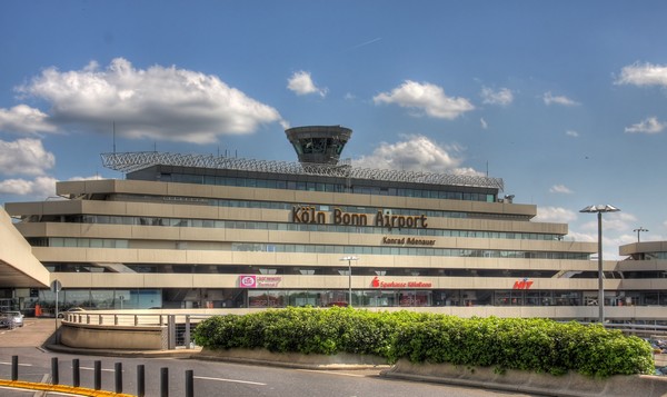 Eurowings et ses compagnies aériennes partenaires  volent vers plus de 130 destinations en Europe. Depuis novembre dernier, c’est depuis l’aéroport de Cologne/Bonn  qu’elle dessert des routes long courrier, notamment à destination des Caraïbes, ou encore de la Thaïlande. Le service long-courrier est exploité sur des Airbus A330, des avions qui peuvent accueillir jusqu’à 310 passagers chacun. Depuis mai 2016, il est maintenant possible de se rendre à l'île Maurice et depuis Juin dernier aux Etats-Unis. Crédit photo Wikimédia Commons. Eurowings et ses compagnies aériennes partenaires  volent vers plus de 130 destinations en Europe. Depuis novembre dernier, c’est depuis l’aéroport de Cologne/Bonn  qu’elle dessert des routes long courrier, notamment à destination des Caraïbes, ou encore de la Thaïlande. Le service long-courrier est exploité sur des Airbus A330, des avions qui peuvent accueillir jusqu’à 310 passagers chacun. Depuis mai 2016, il est maintenant possible de se rendre à l'île Maurice et depuis Juin dernier aux Etats-Unis. Crédit photo Wikimédia Commons.