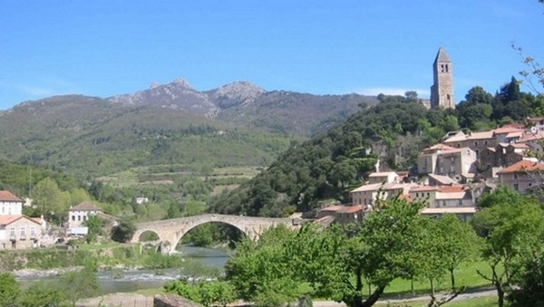 Olargues, classé Plus beaux villages de France, dominant la vallée où descend en méandres et cascades la rivière Jaur enjambée par le Pont du Diable.  © OT Caroux