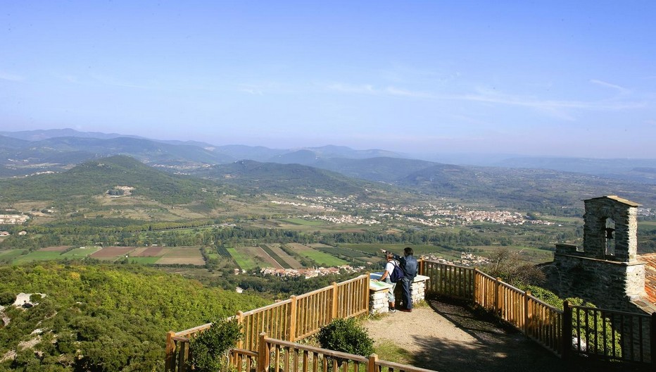 Les Marcheurs du Caroux, une association très active et bien sympathique de passionnés, propose de vous guider sur ces kilomètres de sentiers balisées qui serpentent à travers landes, tourbières, forêts de chênes verts et de châtaignier; © LesmarcheursduCaroux.com