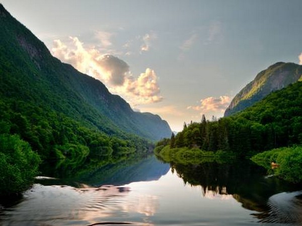 Sur la route des phares  les régions traversées sont immenses et regorgent de richesses naturelles. Entre fleuve, lacs, montagnes, forêts et plages.Comme ici dans le Parc National de Jacques Cartier.  © Pvtistes.net