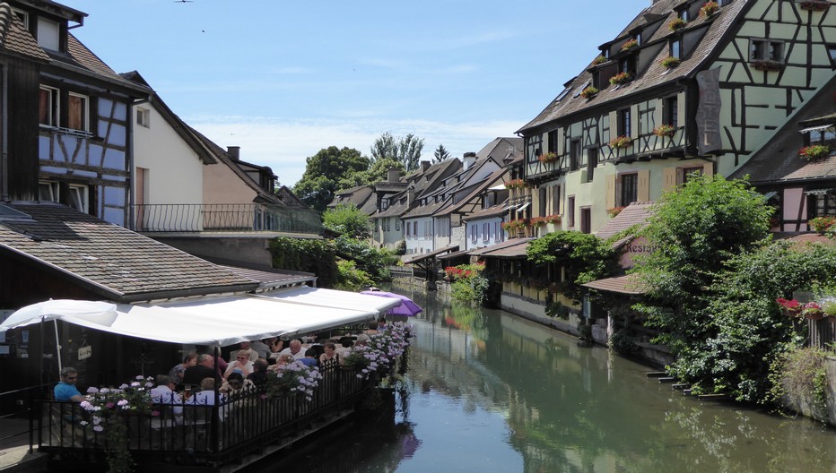 Colmar, la petite Venise, située entre collines du Haut-Rhin et contreforts des Vosges, attire des milliers de visiteurs chaque année.  © C.Gary