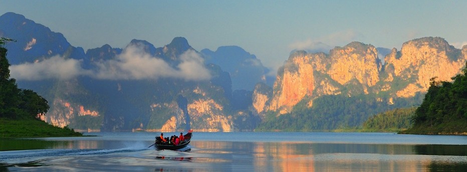 Paysage époustouflant et balade en bâteau traditionnel dans le Khao Sok National Park (qui abrite l’une des plus anciennes forêts de la planète)   © Visit.thaïland.travel