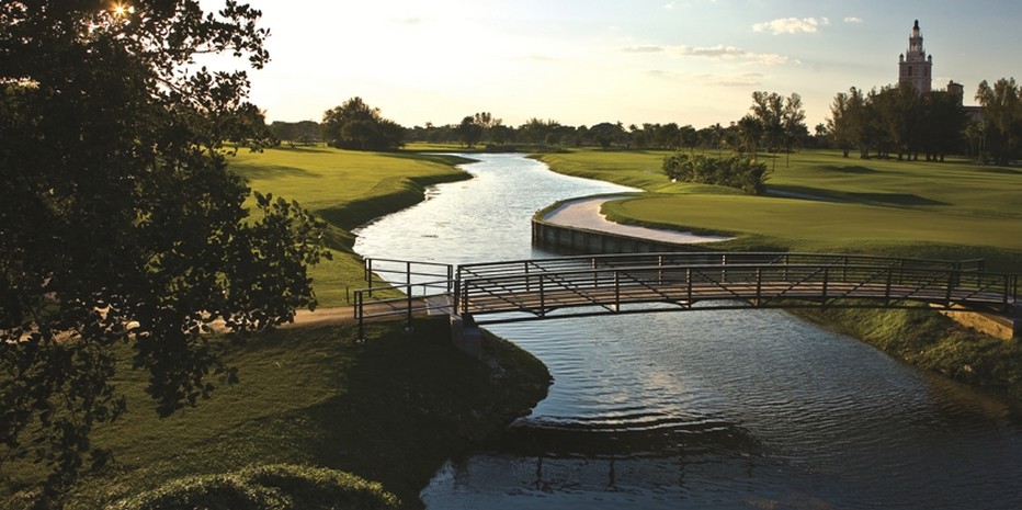 Au cœur d’un environnement privilégié de 60 hectares de jardin tropical, le parcours de golf du Biltmore est un parcours 18 trous par 71, dessiné par Donald Ross, l'un des architectes les plus connus aux Etats-Unis. © The Biltmore Au cœur d’un environnement privilégié de 60 hectares de jardin tropical, le parcours de golf du Biltmore est un parcours 18 trous par 71, dessiné par Donald Ross, l'un des architectes les plus connus aux Etats-Unis. © The Biltmore