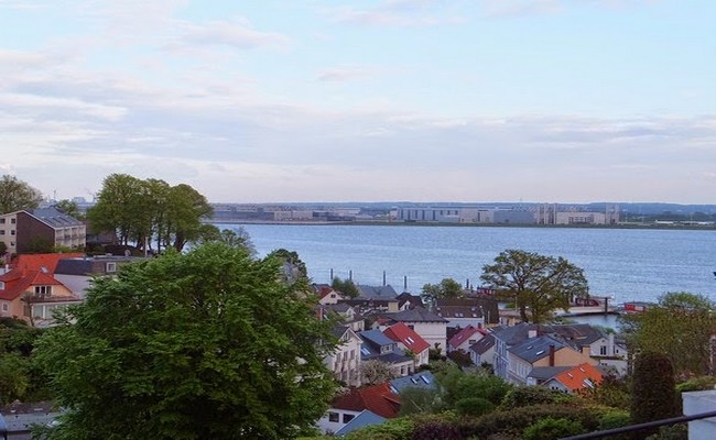Sur la rive Nord de l’Elbe, le quartier très résidentiel, de Blankenese où les somptueuses villas côtoient les plus chics propriétés noyées dans de la verdure. © DR