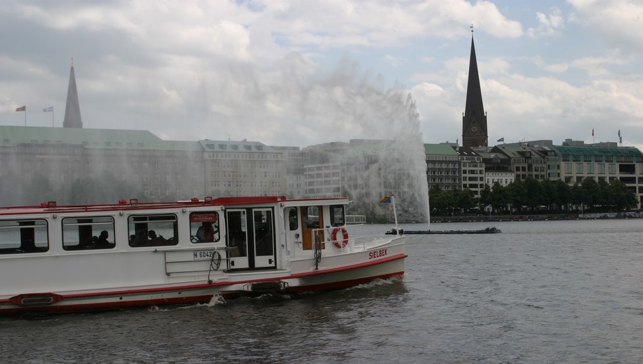 Sur le lac Alster, un lac en ville, dans un écrin mi urbain - mi vert avec de somptueux hôtels, d’anciennes  demeures de maîtres et de belles propriétés à l’architecture contemporaines. © Richard Bayon