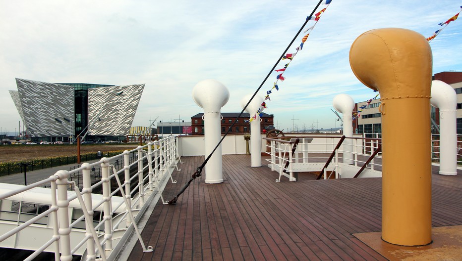 Entrez en immersion totale dans l'histoire du Titanic, le paquebot construit à Belfast dont le destin tragique a défrayé la chronique. Prise de vue sur le pont du Nomadic le navire qui a autrefois transporté des passagers de première et deuxième classe de Cherbourg jusqu'au Titanic © David Raynal