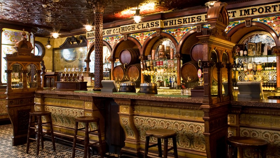 le Crown Liquor Saloon est un incroyable témoignage de l'époque victorienne, avec ses alcôves, ses boiseries, ses lampes à gaz et ses vitraux. © ireland.com le Crown Liquor Saloon est un incroyable témoignage de l'époque victorienne, avec ses alcôves, ses boiseries, ses lampes à gaz et ses vitraux. © ireland.com