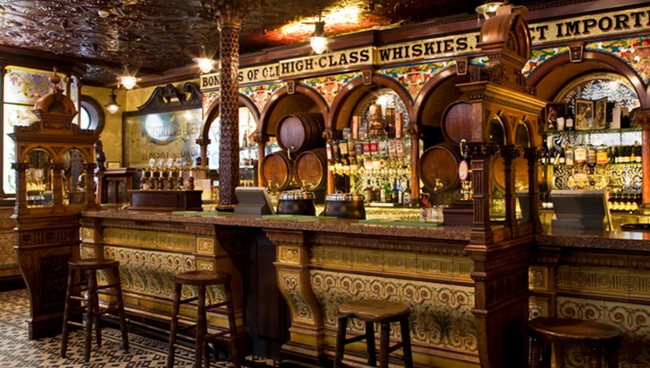 le Crown Liquor Saloon est un incroyable témoignage de l'époque victorienne, avec ses alcôves, ses boiseries, ses lampes à gaz et ses vitraux. © ireland.com