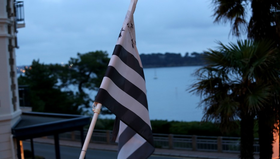 Le drapeau breton domine une vue imprenable sur le paysage sauvage de cette magnifique région d'Ile et Vilaine. © Richard Bayon Le drapeau breton domine une vue imprenable sur le paysage sauvage de cette magnifique région d'Ile et Vilaine. © Richard Bayon