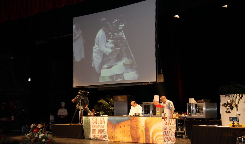Démonstration gastronomique par les grands chefs présents lors de la 14ème édition du SILG. Un salon devenu également un haut lieu de la littérature gourmande. © SILG Démonstration gastronomique par les grands chefs présents lors de la 14ème édition du SILG. Un salon devenu également un haut lieu de la littérature gourmande. © SILG