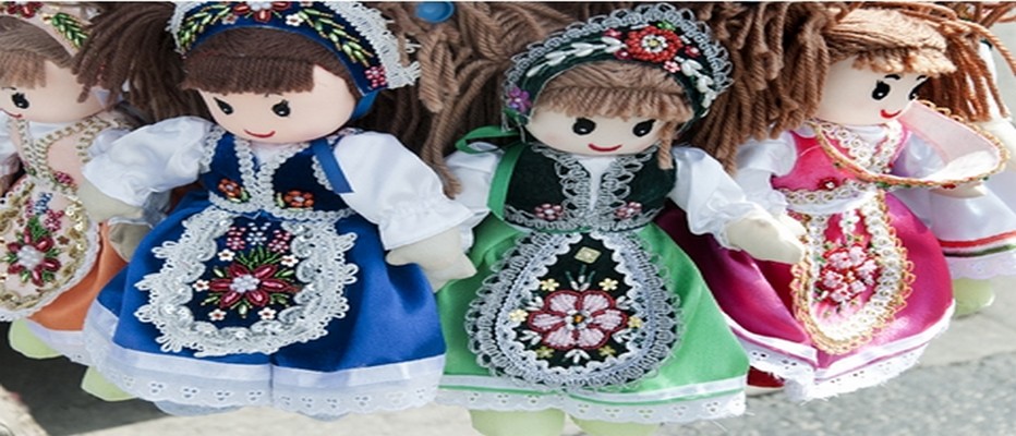 Sur le marché de Noël de Budapest des spectacles de danse et musique traditionnelles et dans les stands des ravissantes poupées de chiffon ©Budapest-Small Sur le marché de Noël de Budapest des spectacles de danse et musique traditionnelles et dans les stands des ravissantes poupées de chiffon ©Budapest-Small