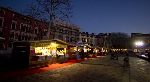 C’est sur le Camp Santo Stefano que se tient le magnifique marché de Noël de Venise. © marchésdenoël.org