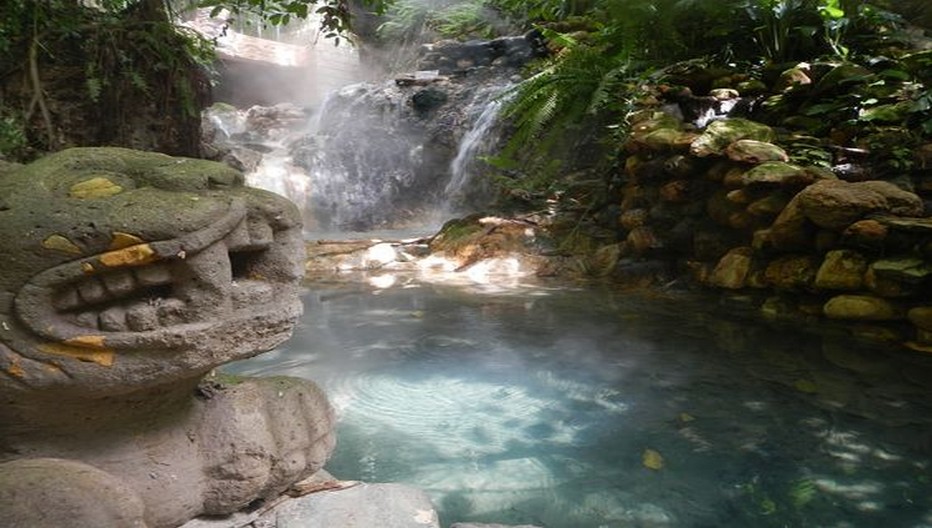 En pleine forêt de jolis bassins ornés de sculptures inspirées des Mayas, alimentés par la cascade d’eau thermale jaillissant à 70°. Certains sont très chauds, d’autres plus froids, à la façon d’un hammam en plein air.  © Catherine Gary