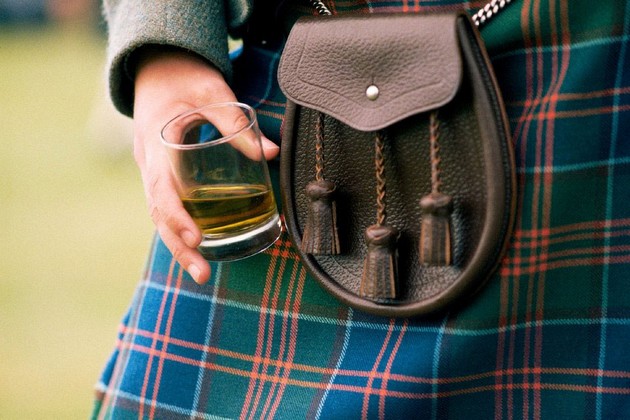 Après les chants et les serments, voici venir l’heure tant attendue du single malt, l’Uisce beatha, l’eau de vie des anciens Celtes. © www.visitscotland.com/fr Après les chants et les serments, voici venir l’heure tant attendue du single malt, l’Uisce beatha, l’eau de vie des anciens Celtes. © www.visitscotland.com/fr