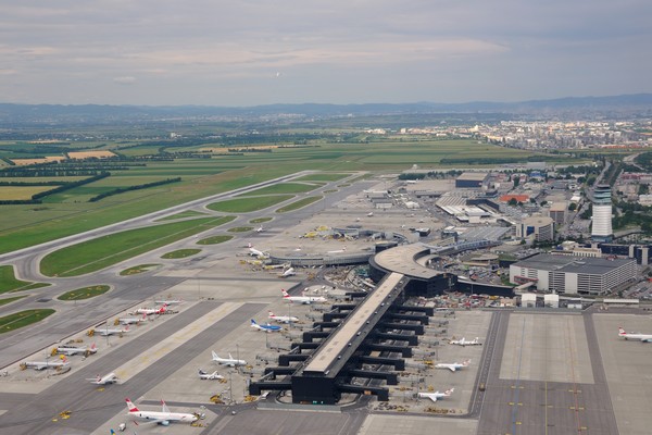 L’aéroport de Vienne-Schwechat (Vienna International Airport) a vu transiter en 2014 à peu près 22,5 millions de passagers sur quelque 230 800 vols. © Wilkipédia.org L’aéroport de Vienne-Schwechat (Vienna International Airport) a vu transiter en 2014 à peu près 22,5 millions de passagers sur quelque 230 800 vols. © Wilkipédia.org