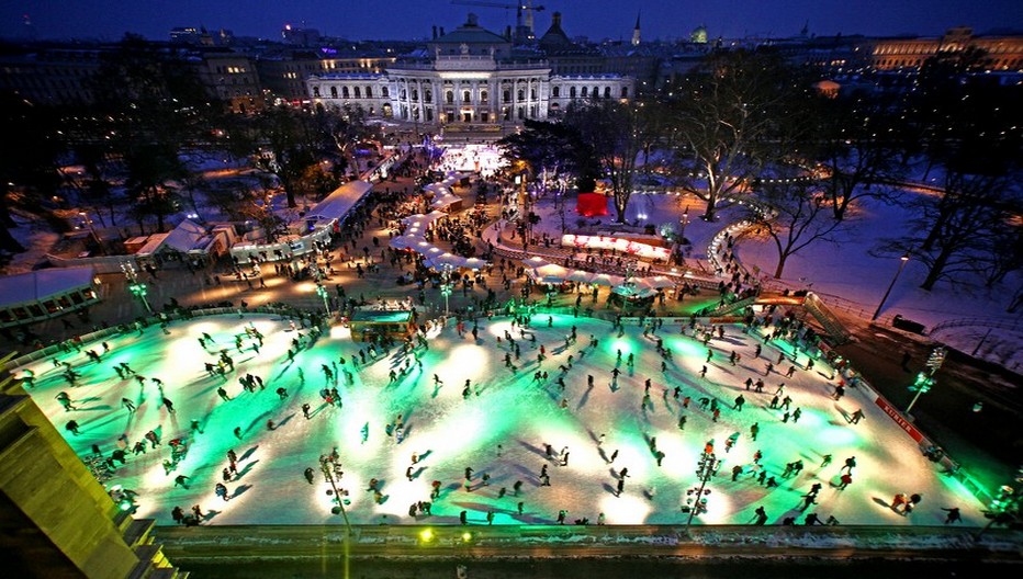 A Vienne,  de janvier à mars, la place devant l'Hôtel de Ville se transforme en une gigantesque patinoire © O.T. Vienne Christian Stemper