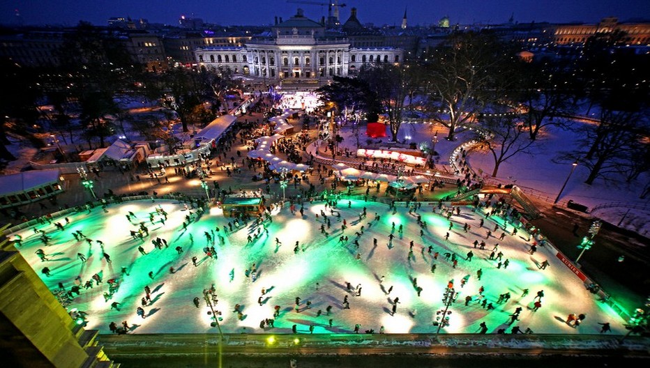 A Vienne, de janvier à mars, la place devant l'Hôtel de Ville se transforme en une gigantesque patinoire © O.T. Vienne Christian Stemper A Vienne, de janvier à mars, la place devant l'Hôtel de Ville se transforme en une gigantesque patinoire © O.T. Vienne Christian Stemper