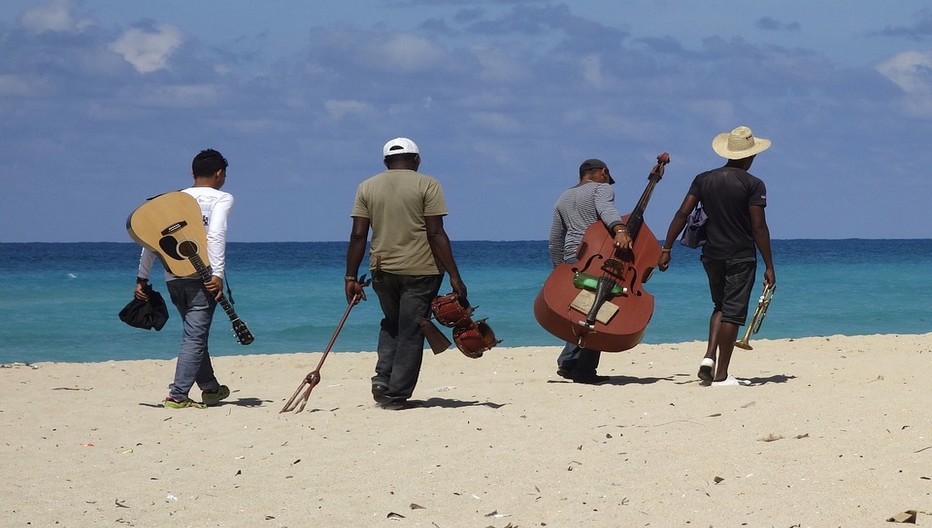 Près de 12 millions de Cubains peuplent cette île baptisée « la Perle des Caraïbes ». Indolente, nonchalante, latino, rythmée par les accents chaloupés de la salsa © Lindigomag/Pixabay