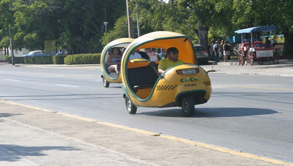 Les nombreux touristes empruntent les cocos taxis et les vieilles voitures américaines aux chromes rutilants, datant des années 50 pour découvrir la Havane,  © Richard Bayon