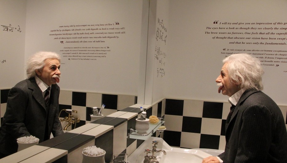 Dans le manoir, les facéties de son grand ami Einstein. © Ph. Degon Dans le manoir, les facéties de son grand ami Einstein. © Ph. Degon