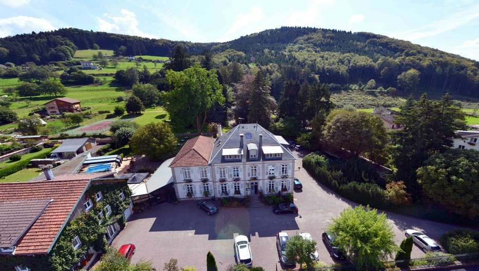 L'hôtel-restaurant vosgien "La Résidence" vu du ciel. ©Zeppelin L'hôtel-restaurant vosgien "La Résidence" vu du ciel. ©Zeppelin