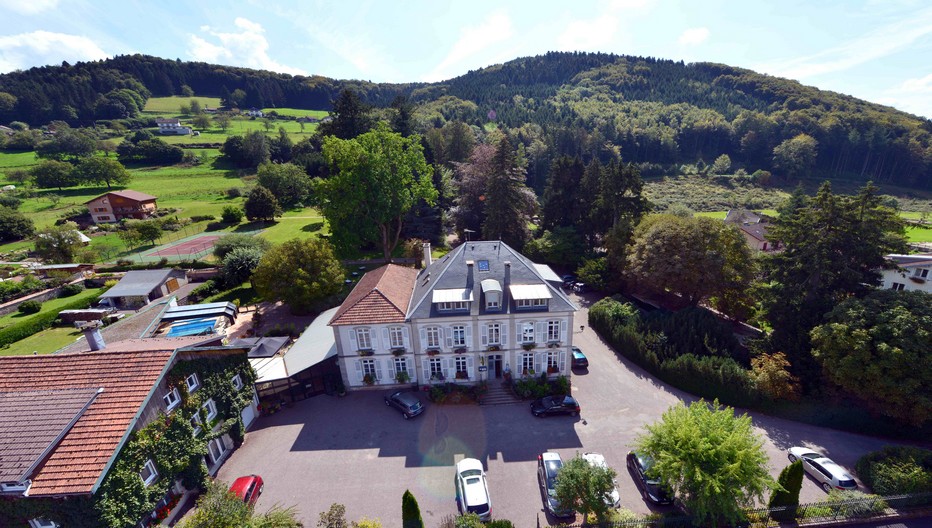 L'hôtel-restaurant vosgien "La Résidence" vu du ciel. ©Zeppelin