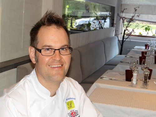Le talentueux chef vosgien Cédric Bongeot est revenu travailler auprès de siens à l’âge de 26 ans après un parcours professionnel initiatique au sein de « maisons » illustres européennes et françaises. ©Bertrand Munier Le talentueux chef vosgien Cédric Bongeot est revenu travailler auprès de siens à l’âge de 26 ans après un parcours professionnel initiatique au sein de « maisons » illustres européennes et françaises. ©Bertrand Munier