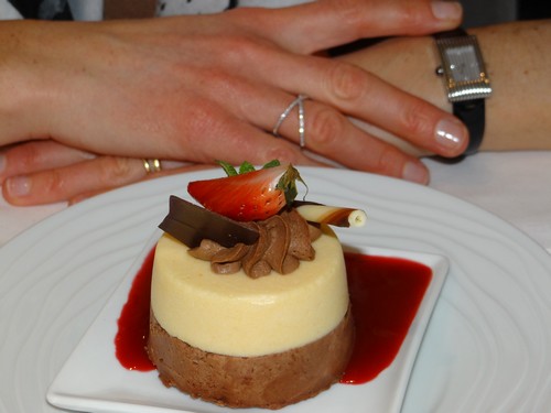 Enchantement avec les desserts à l’image de ce fondant abricot-chocolat et son coulis de fruits rouges.  ©Bertrand Munier