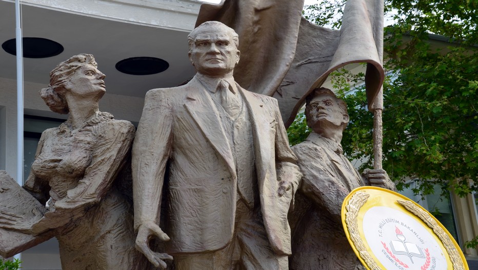 La presqu’ile de Çeşme voue un culte immodéré à Mustapha Kemal Atatürk, le père de la Turquie moderne démocratique et laïque. Crédit photo David Raynal La presqu’ile de Çeşme voue un culte immodéré à Mustapha Kemal Atatürk, le père de la Turquie moderne démocratique et laïque. Crédit photo David Raynal