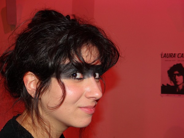 Même murée derrière un maquillage noir autour des yeux, totalement ancrée dans son « habit » d’artiste, Laure Cahen se veut une artiste libre pour capter d’autres horizons. ©Bertrand Munier Même murée derrière un maquillage noir autour des yeux, totalement ancrée dans son « habit » d’artiste, Laure Cahen se veut une artiste libre pour capter d’autres horizons. ©Bertrand Munier