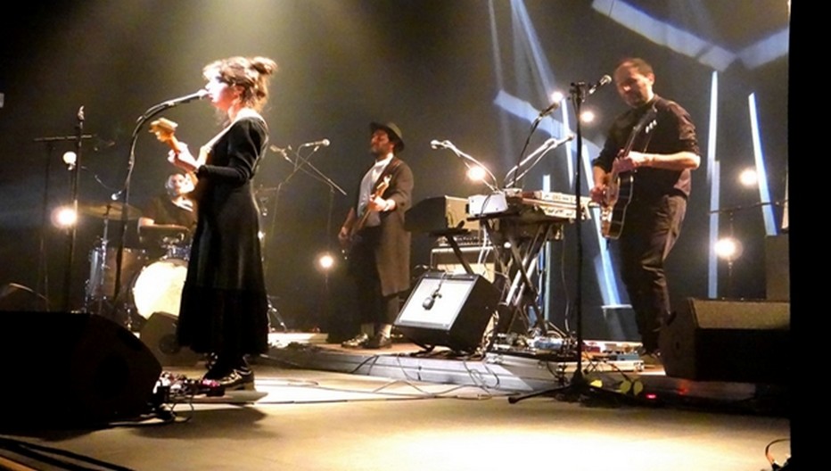 Laura Cahen sur scène avec ses musiciens. ©Bertrand Munier