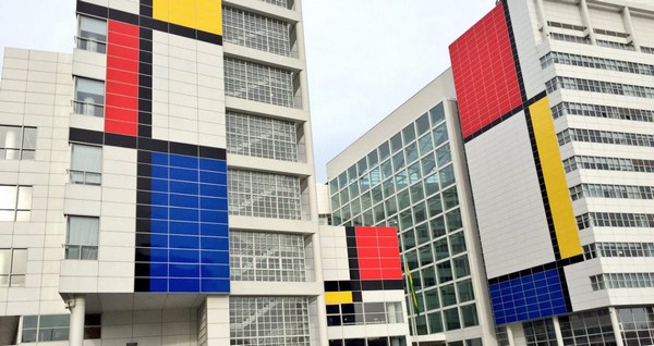 De Stilj commence en fanfare avec ces grands aplats géométriques bleus, rouges et jaunes, les couleurs de Mondrian et par le dévoilement d’une fresque de Madje Vollaers et Pascal Zwart qui orne l’Hôtel de ville. © D.R.
