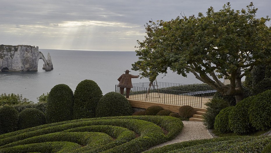 Monet peignant Coucher de soleil à Etretat © Jardin d'Etretat