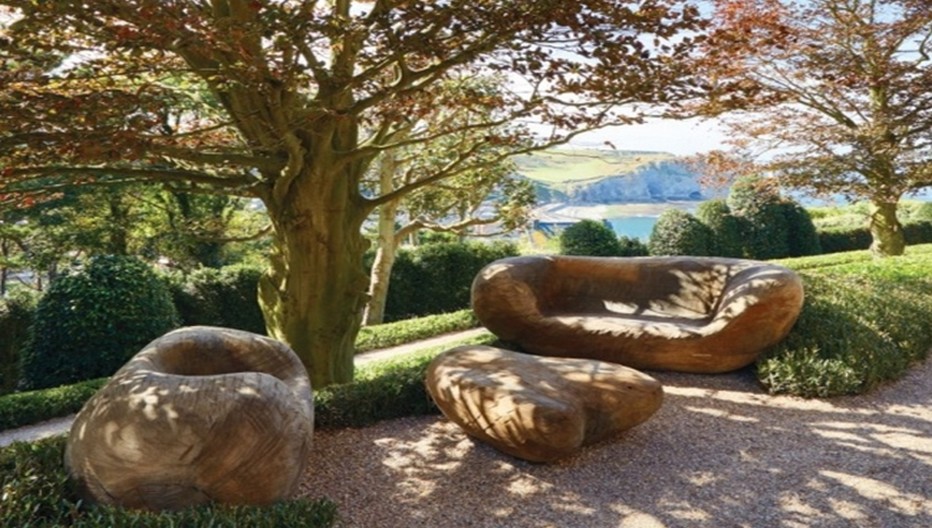 Canapé et petite table de Thomas Rösler © Les Jardins d'Etretat Canapé et petite table de Thomas Rösler © Les Jardins d'Etretat