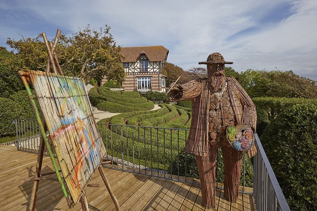 Sur la terrasse face à la mer, Viktor Szostalo a placé Claude Monet devant son chevalet peignant Coucher de soleil à Etretat.  © Les Jardins  d'Etretat