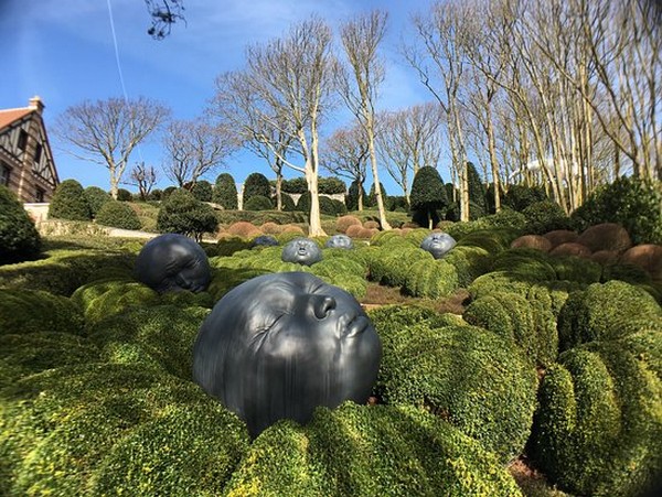 Les jardins d’Alexandre Grivko superbement placés près du musée Nungesser et Coli sont faciles d’accès puisque se trouve un parking près de la chapelle Notre-Dame-de-la-Garde.  © Les Jardins  d'Etretat