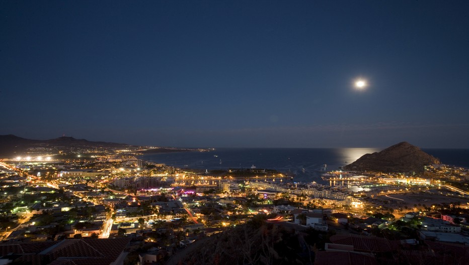 Vue de nuit sur la splendide baie de Los Cabos; © www.visitmexico.com