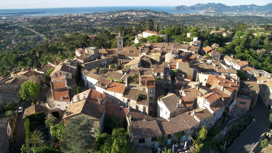 Vue aérienne sur la ville ancestrale de Mougins© O.T. Mougins