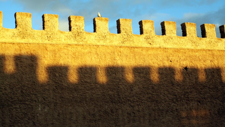 Essaouira à l’instar de Saint-Petersbourg, est une ville-pensée, jaillie des désirs du sultan et des plans de l’architecte français Théodore Cornut, alors captif aux Iles Purpuraires. Disciple de Vauban, il avait participé à la reconstruction des remparts de Saint-Malo, la cité corsaire de Bretagne.© David Raynal Essaouira à l’instar de Saint-Petersbourg, est une ville-pensée, jaillie des désirs du sultan et des plans de l’architecte français Théodore Cornut, alors captif aux Iles Purpuraires. Disciple de Vauban, il avait participé à la reconstruction des remparts de Saint-Malo, la cité corsaire de Bretagne.© David Raynal