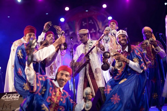 Proche du blues, la musique de transe Gnaoua est traditionnellement chantée par des descendants d’esclaves originaires d’Afrique noire, notamment de l’ancien Soudan et des pays du sud du Sahara. ©festival-gnaoua.net/fr/ Proche du blues, la musique de transe Gnaoua est traditionnellement chantée par des descendants d’esclaves originaires d’Afrique noire, notamment de l’ancien Soudan et des pays du sud du Sahara. ©festival-gnaoua.net/fr/