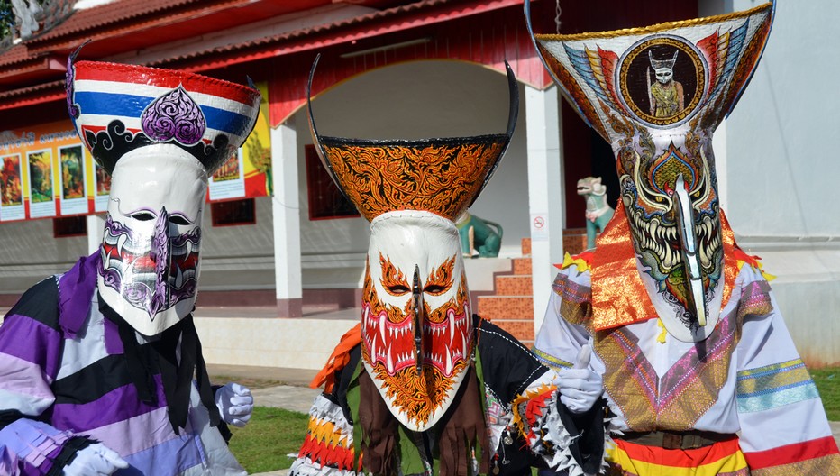 A l’origine, le mot Phi Ta Khon regroupait de jeunes hommes costumés et masqués qui apparaissaient dès l’aube dans les rues, guettant les occasions de jouer de mauvais tours aux villageois.© David Raynal A l’origine, le mot Phi Ta Khon regroupait de jeunes hommes costumés et masqués qui apparaissaient dès l’aube dans les rues, guettant les occasions de jouer de mauvais tours aux villageois.© David Raynal