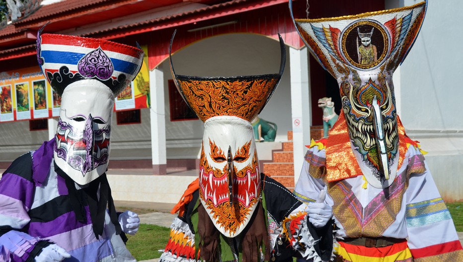 A l’origine, le mot Phi Ta Khon regroupait de jeunes hommes costumés et masqués qui apparaissaient dès l’aube dans les rues, guettant les occasions de jouer de mauvais tours aux villageois.© David Raynal