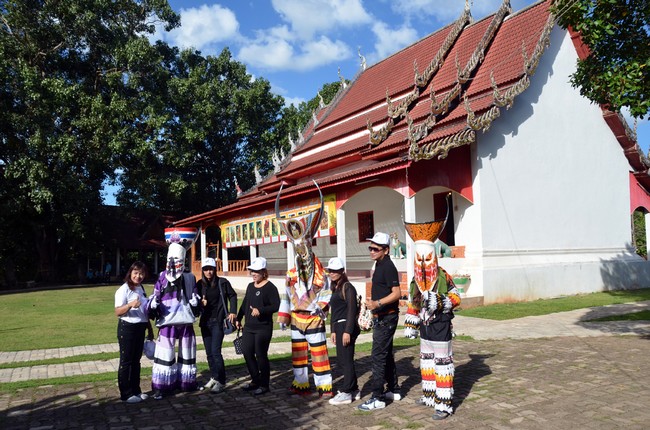 Après leurs mauvais tours aux villageois, les Phi Ta Khon rejoignaient les diverses processions et dansaient autour du temple Wat Phon Chai dans les rues de Dan Sai.© David Raynal Après leurs mauvais tours aux villageois, les Phi Ta Khon rejoignaient les diverses processions et dansaient autour du temple Wat Phon Chai dans les rues de Dan Sai.© David Raynal