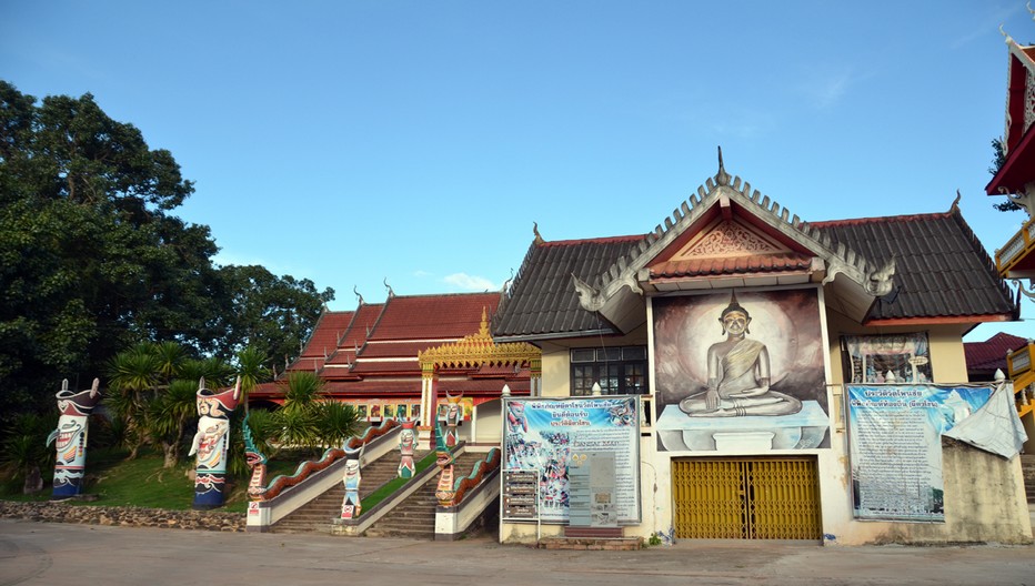 Le deuxième jour est le moment où les fidèles se rendent au temple Wat Ponchai pour écouter les treize sermons du prince Vessantara récités par les moines. © David Raynal