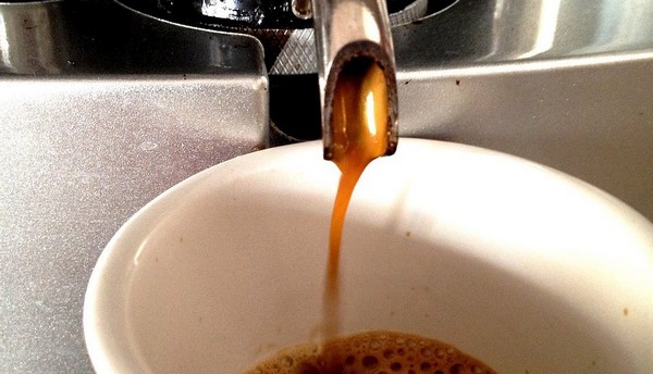Le café expresso est un café très serré, brun foncé, surmonté d'une mousse dorée qui constitue la crème de l'expresso.© Lindigomag/Pixabay Le café expresso est un café très serré, brun foncé, surmonté d'une mousse dorée qui constitue la crème de l'expresso.© Lindigomag/Pixabay