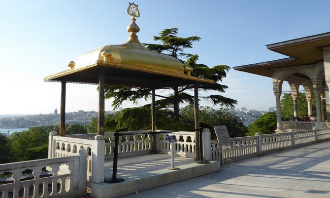 Sous Istanbul et sa Sublime Porte percent toujours Byzance et Constantinople. © C.Gary Sous Istanbul et sa Sublime Porte percent toujours Byzance et Constantinople. © C.Gary
