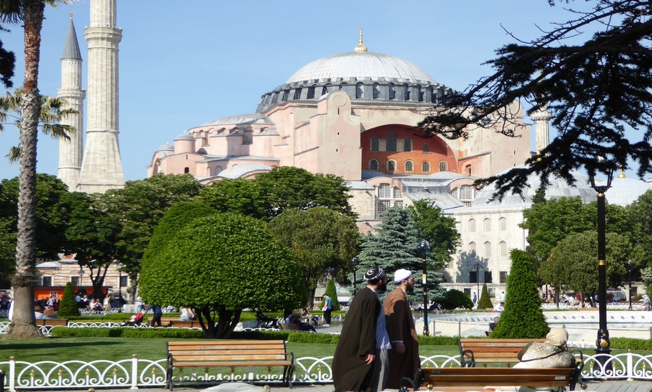 Depuis Ataturk, Sainte Sophie est devenue un musée qui ouvre ses portes monumentales en bois de cèdre aux visiteurs .© C.Gary