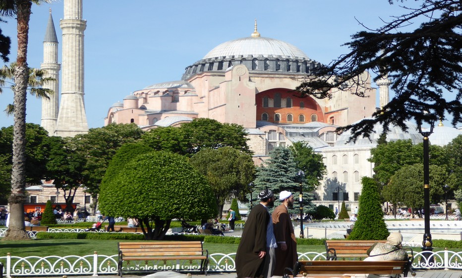 Depuis Ataturk, Sainte Sophie est devenue un musée qui ouvre ses portes monumentales en bois de cèdre aux visiteurs .© C.Gary Depuis Ataturk, Sainte Sophie est devenue un musée qui ouvre ses portes monumentales en bois de cèdre aux visiteurs .© C.Gary