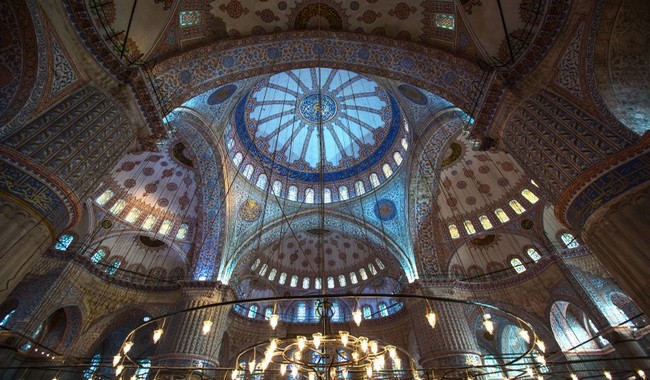 A l’intérieur, une lumière tamisée se diffuse à travers 260 vitraux à dominante bleue comme les milliers de faïences d’Iznik aux motifs floraux. © Lindigomag/Pixabay A l’intérieur, une lumière tamisée se diffuse à travers 260 vitraux à dominante bleue comme les milliers de faïences d’Iznik aux motifs floraux. © Lindigomag/Pixabay