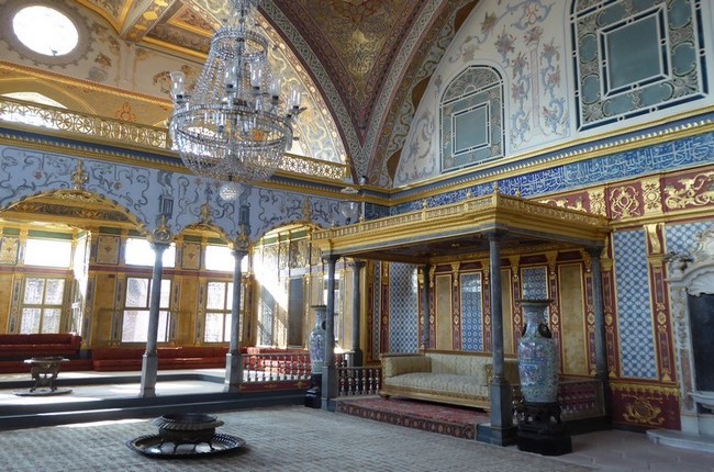 A Topkapi, le palais où se sont succédé vingt six générations de sultans. Ici l'une des chambres somptueuses du harem.  © C.Gary